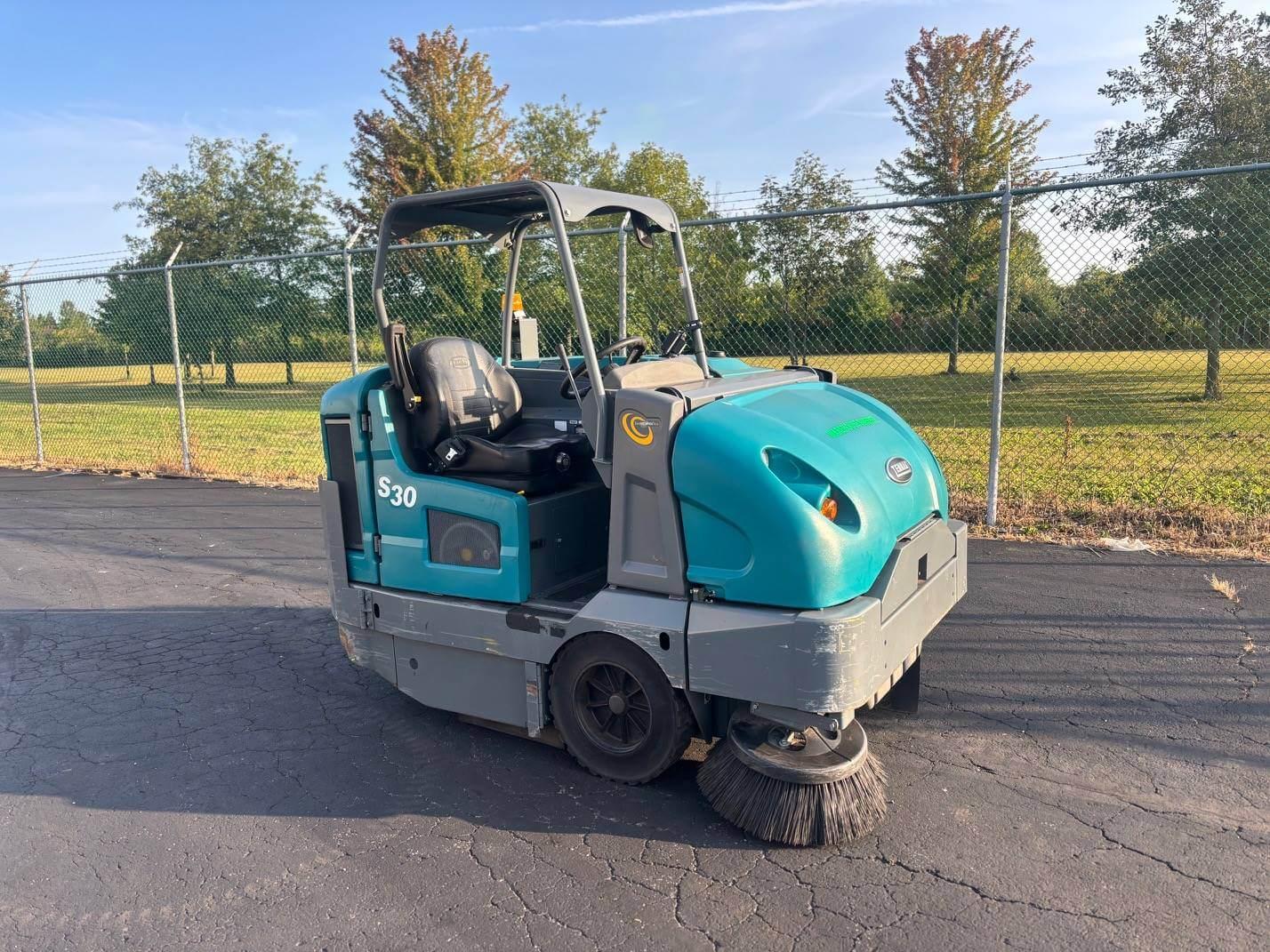 industrial ride on sweeper machine outdoor cleaning equipment warehouse parking lot sweeper