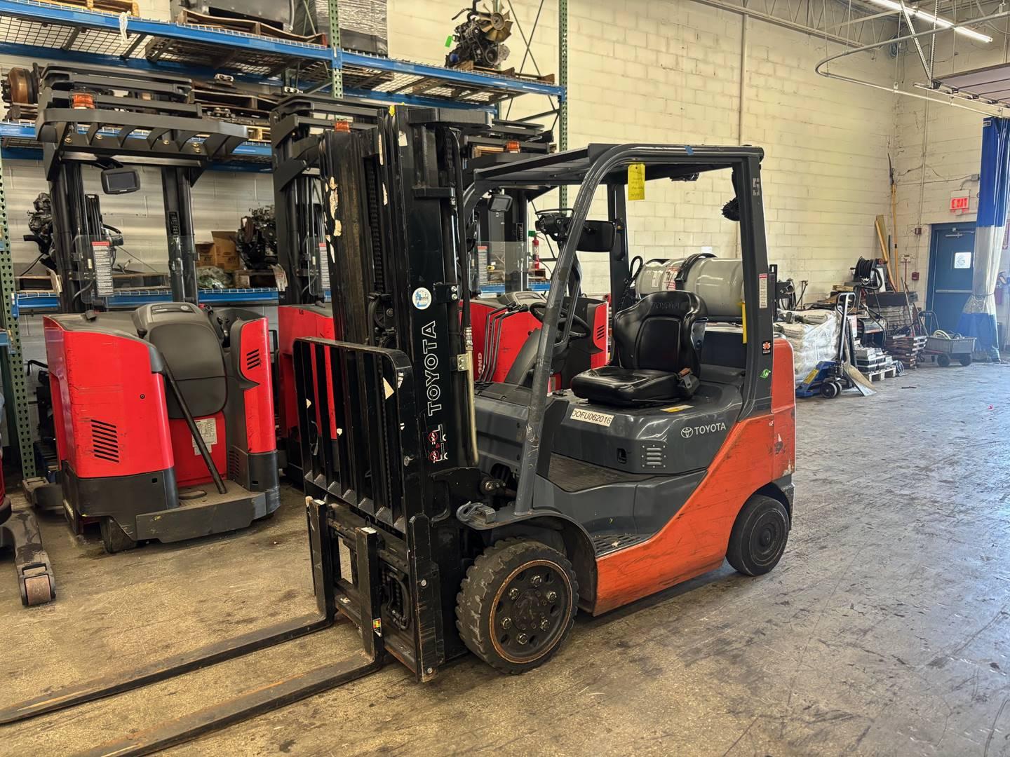 toyota forklift indoor warehouse used forklift material handling equipment shop floor